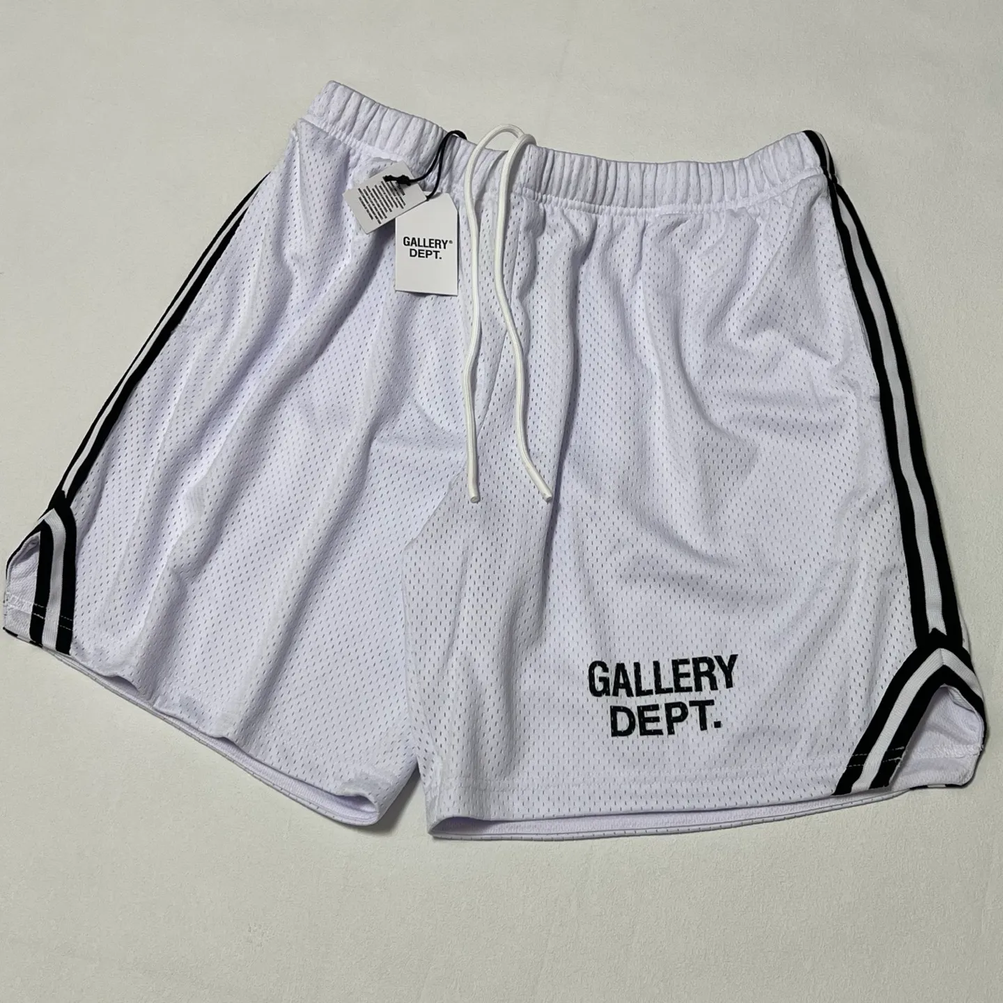 Details GALLERY DEPT. VENICE COURT SHORTS English mesh shorts Logo webbing wide-leg basketball shorts Black and white S-XL Original molding Loose wide-leg version American boy's first choice Breathable mesh fabric Superimposed soft material inside Comfortable and easy to match Custom-woven original consistent webbing/main mark/component wash mark Details enlarged to follow